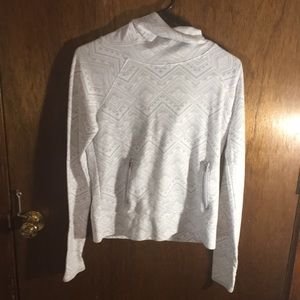 Women’s hooded shirt.